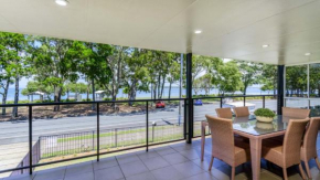 Waterfront Retreat with room for a boat - Welsby Pde, Bongaree